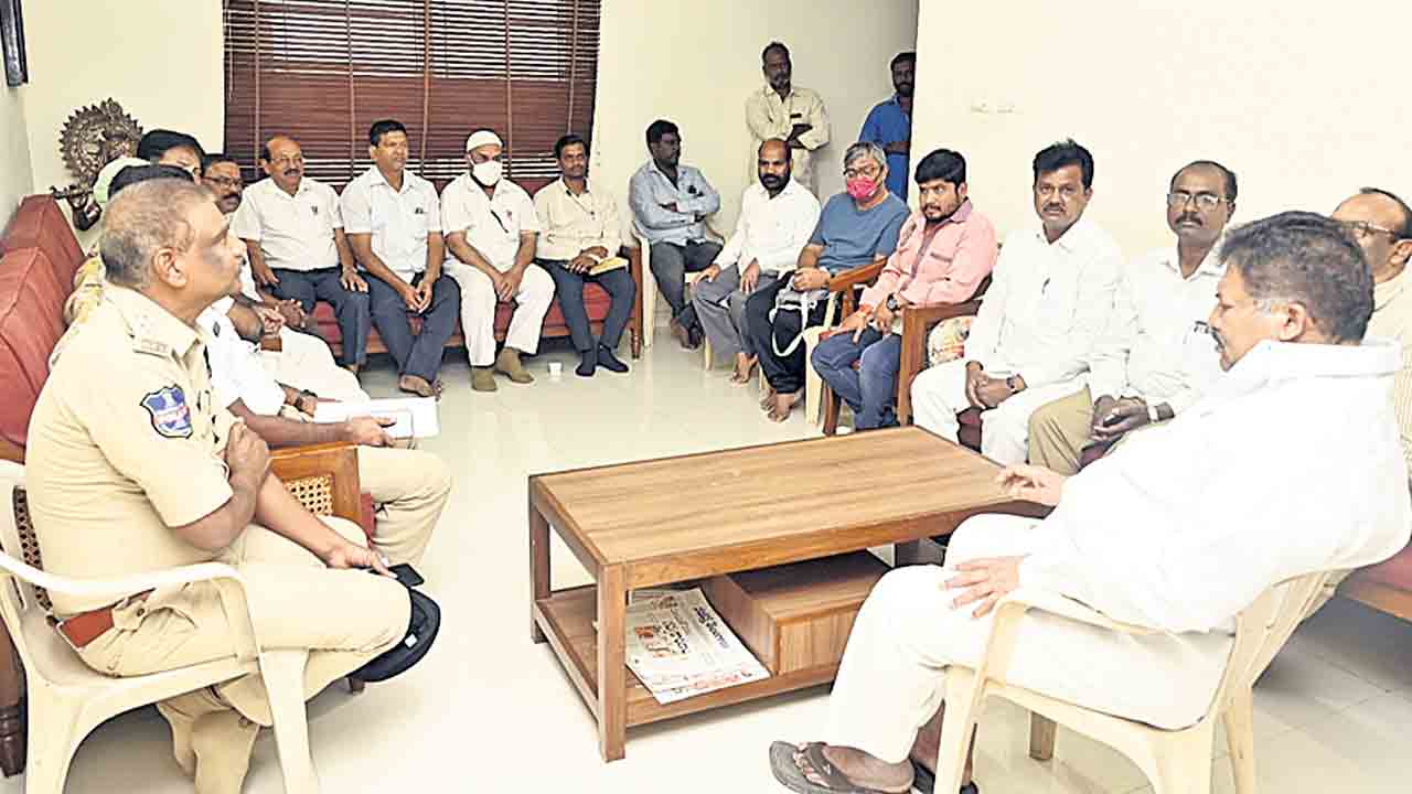 బస్సు సర్వీస్‌ను పునరుద్ధరించాలి