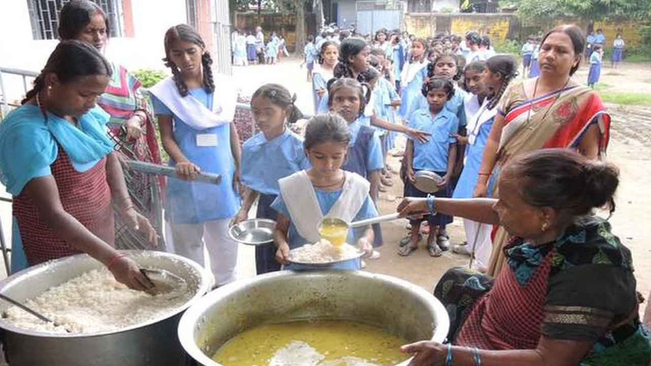 మధ్యాహ్న భోజన కార్మికులకు మూడు రెట్లు పెరిగిన వేతనం