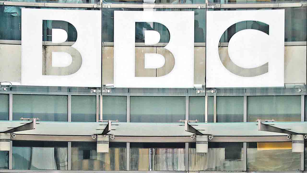 బీబీసీపై కేంద్రం సోదాగిరీ.. ప్రశ్నించిన గొంతుపై మోదీ సర్కారు కత్తి