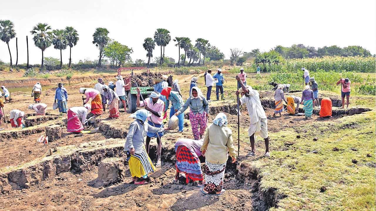 ఉపాధికి ఉరి..!