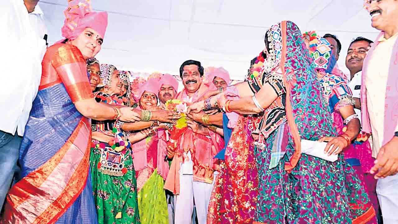 బంజారాల సంక్షేమానికి సర్కార్‌ పెద్దపీట