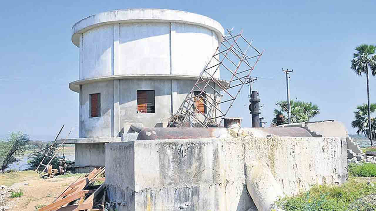 ఎత్తిపోతలు.. తీరిన వెతలు