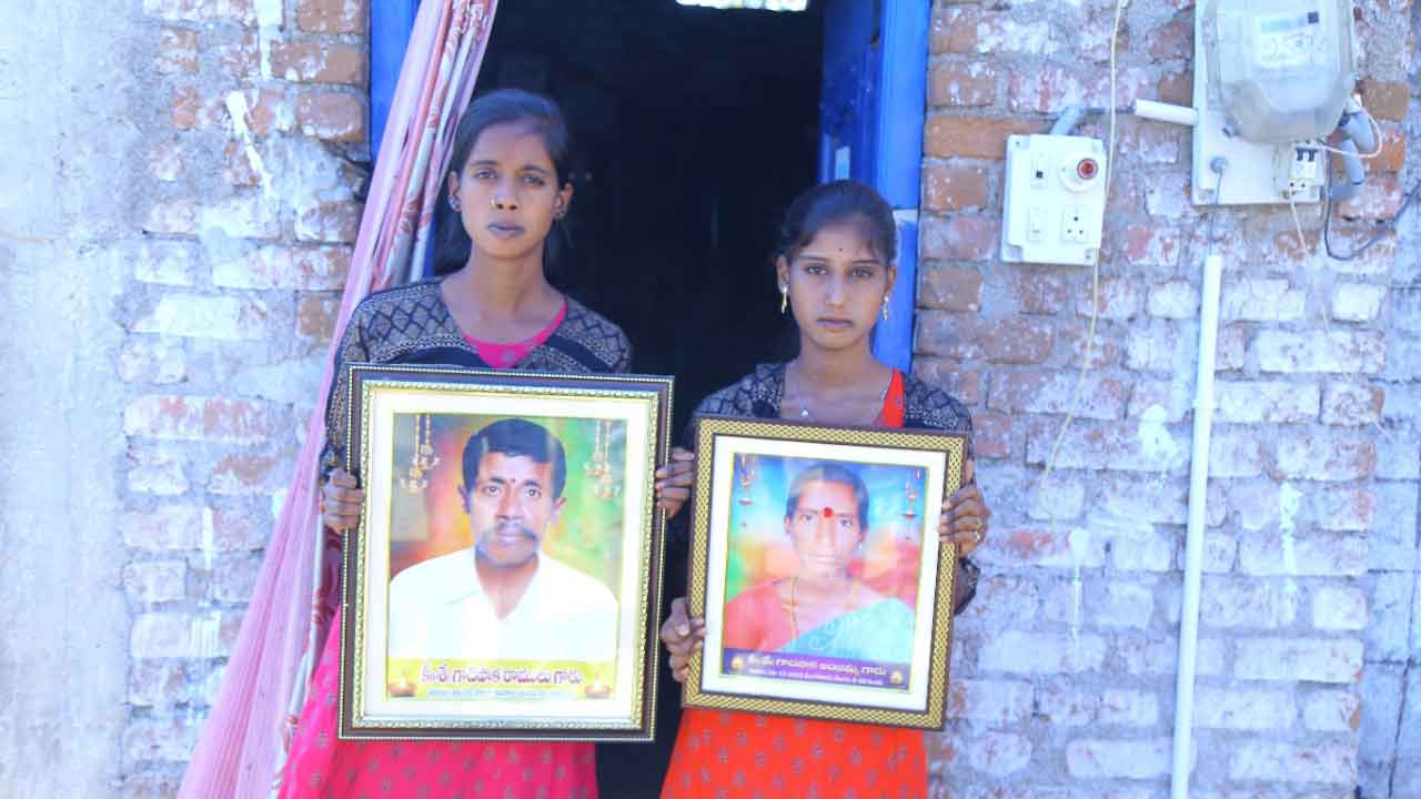 ఆడబిడ్డలం.. ఆదుకోరూ..!