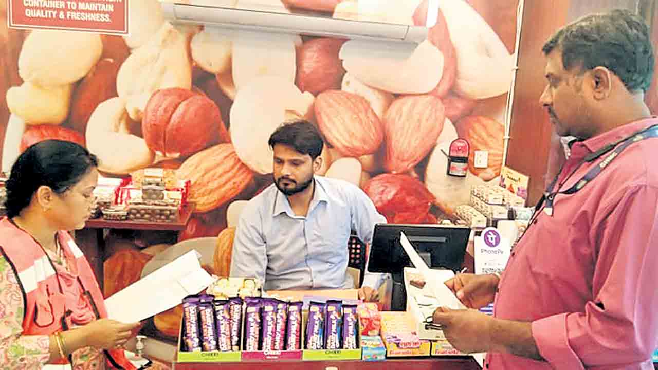 ట్రేడ్‌లైసెన్స్‌ లేకుంటే షాపులు సీజ్