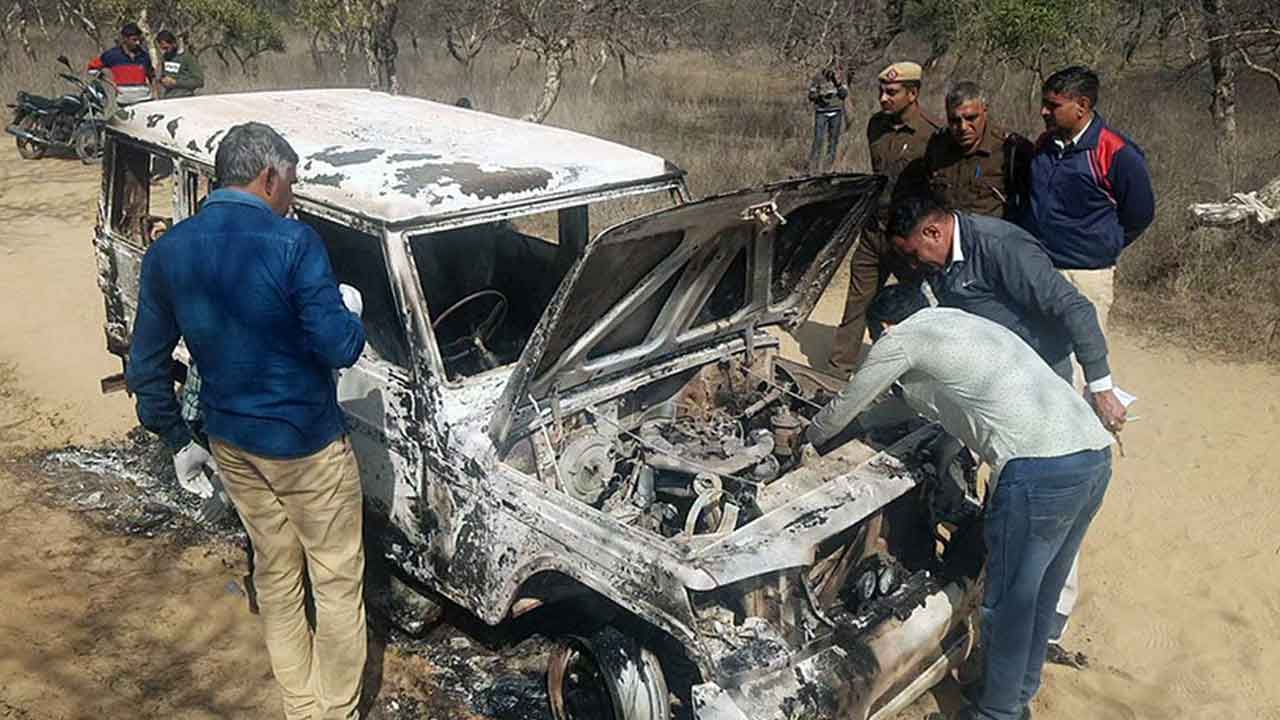 కారులోనే ఇద్దరి సజీవదహనం