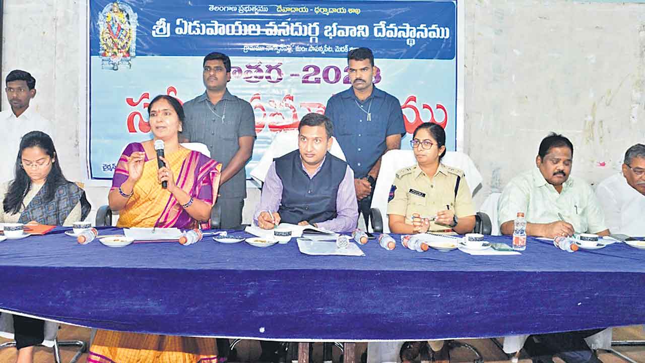 ఏడుపాయల జాతరను విజయవంతం చేయాలి