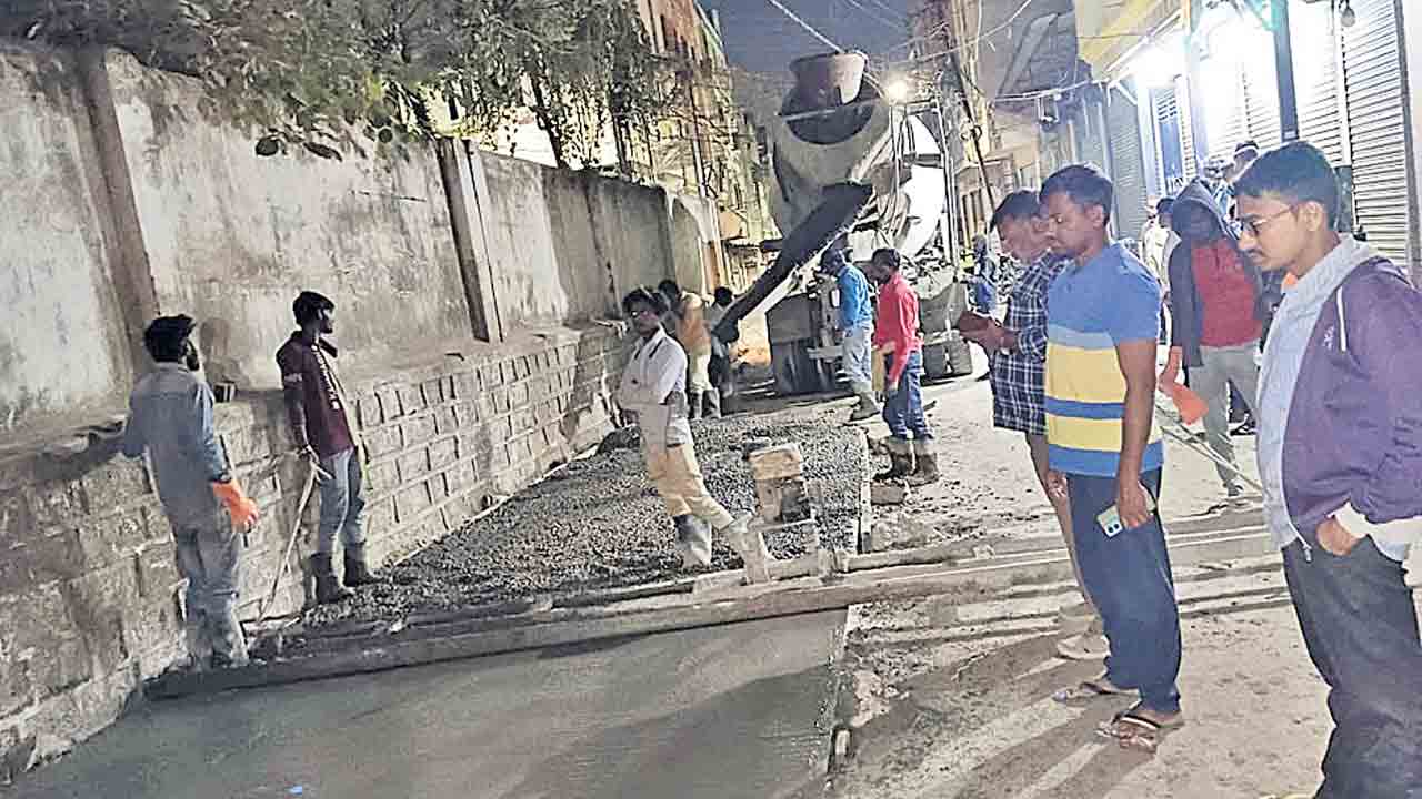 యుద్ధప్రాతిపదికన సీసీ రోడ్డు నిర్మాణం