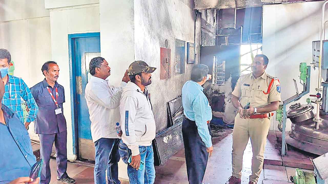 రసాయన చర్యతో మంటలు..