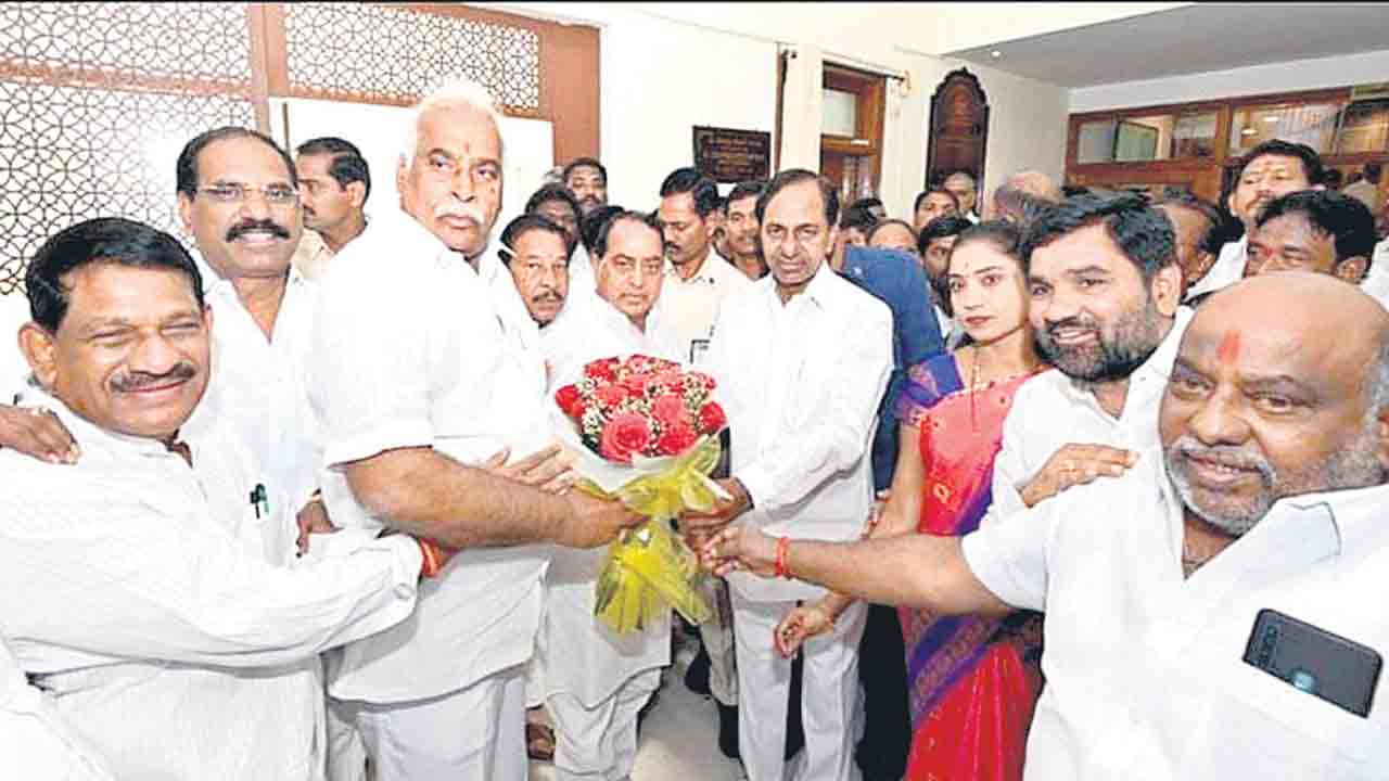 గిరిజనంపై వరాల జల్లు