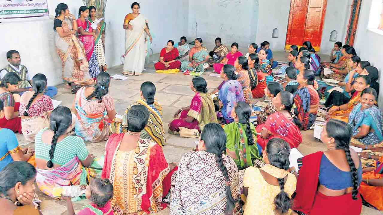 మహిళా సంఘాలను ఆర్థికంగా బలోపేతం చేయడమే లక్ష్యం