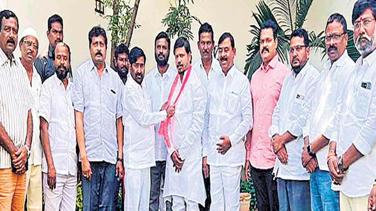 బీఆర్‌ఎస్‌లోకి భారీగా చేరికలు