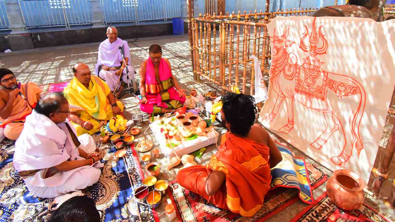 వైభవంగా ధ్వజపటారోహణం..