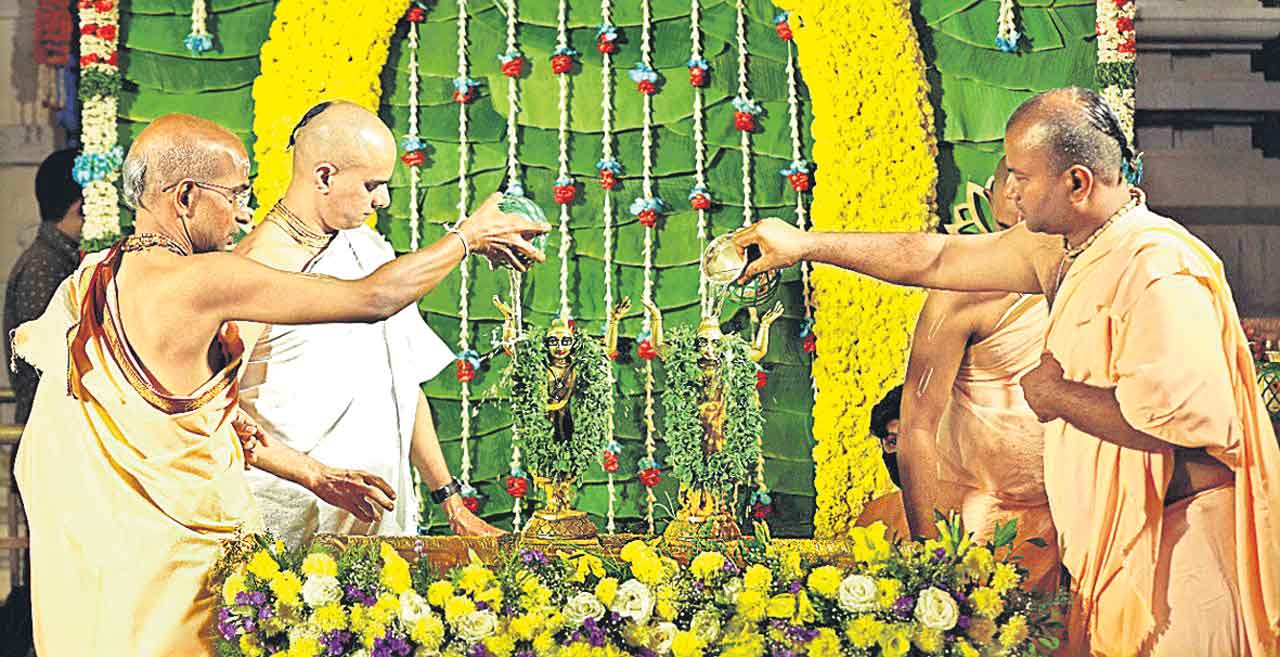 108 నైవేద్యాల సమర్పణ