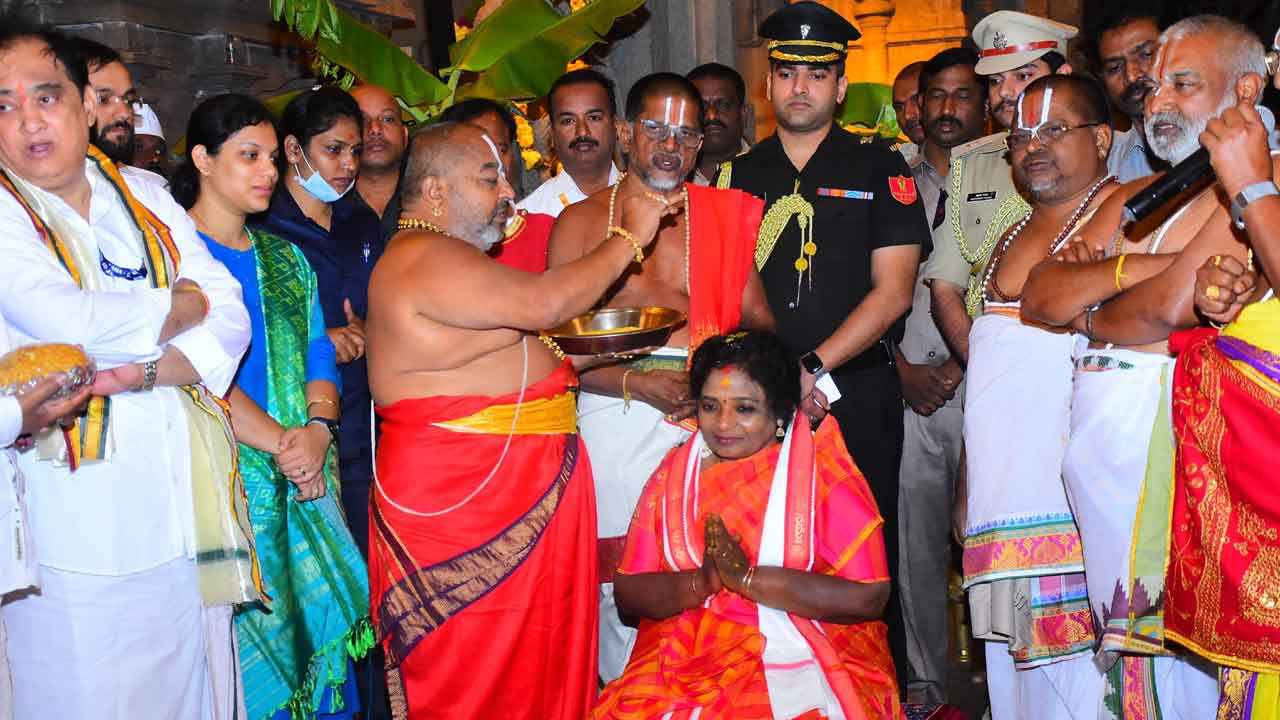 లక్ష్మీనృసింహుడి సేవలో గవర్నర్ తమిళి సై