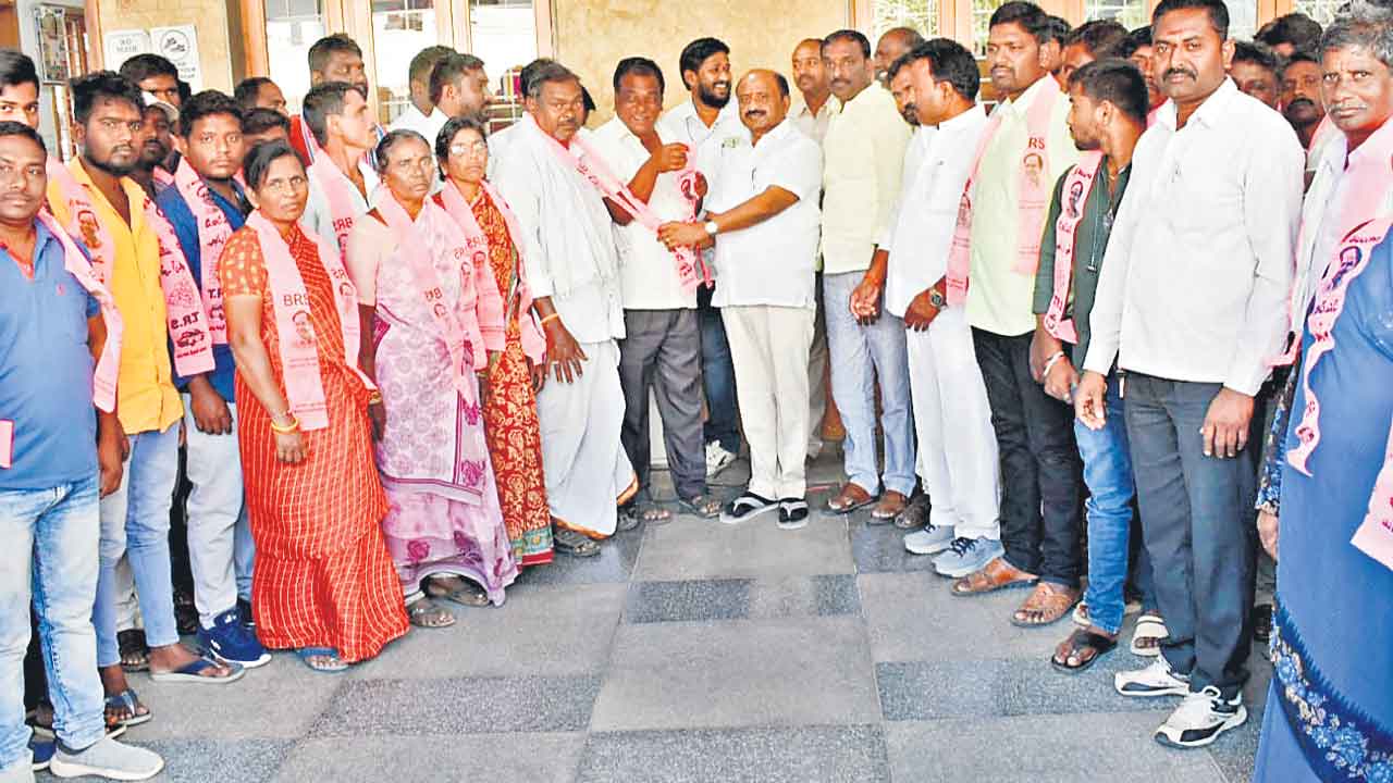 కాంగ్రెస్‌ నుంచి బీఆర్‌ఎస్‌లోకి 300 మంది