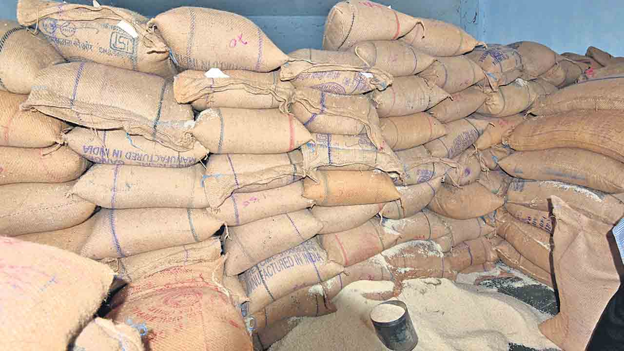 ఏప్రిల్‌ నుంచి రేషన్‌ షాపుల ద్వారా బియ్యం పంపిణీ