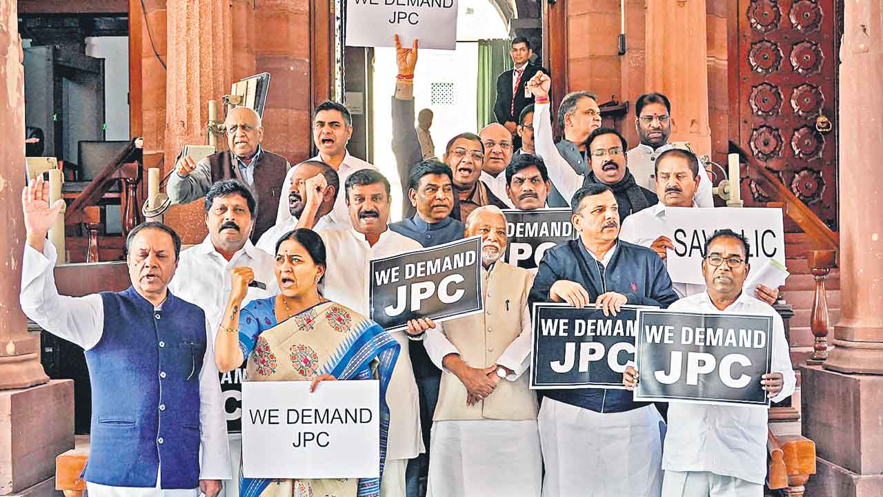 అదానీ వ్యవహారంపై పట్టు వదలని బీఆర్‌ఎస్‌ ఎంపీలు.. జేపీసీ కోసం పోరు