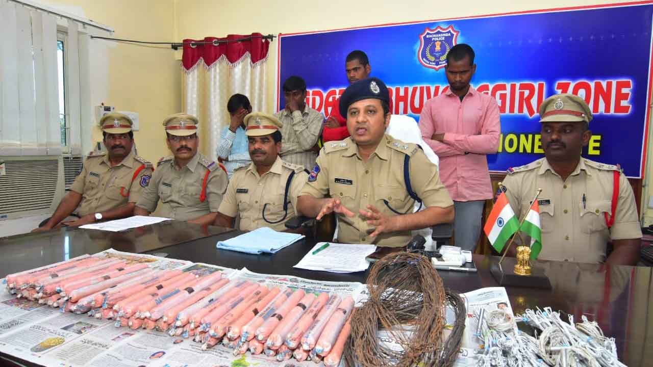 అక్రమంగా పేలుళ్లకు పాల్పడుతున్న ముఠా అరెస్ట్‌