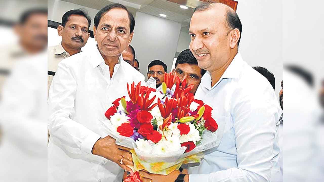 సీఎం కేసీఆర్‌ను రెవెన్యూశాఖ నవీన్‌ మిట్టల్‌ మర్యాదపూర్వకంగా కలిశారు.