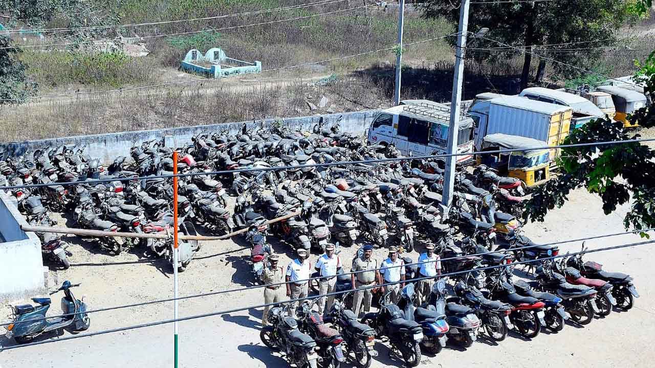 రిజిస్ట్రేషన్‌ లేని 348 వాహనాలు సీజ్‌