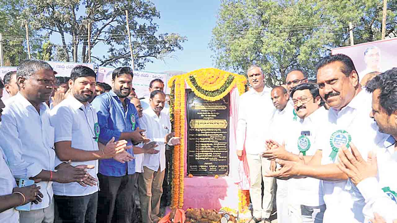 సిద్దిపేటలో ఆత్మగౌరవ భవనాలు కట్టించాం