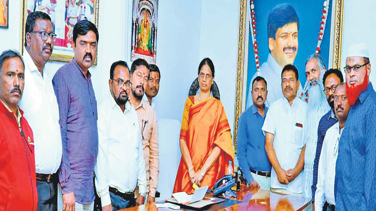 భాషా పండితులకు న్యాయం చేస్తాం