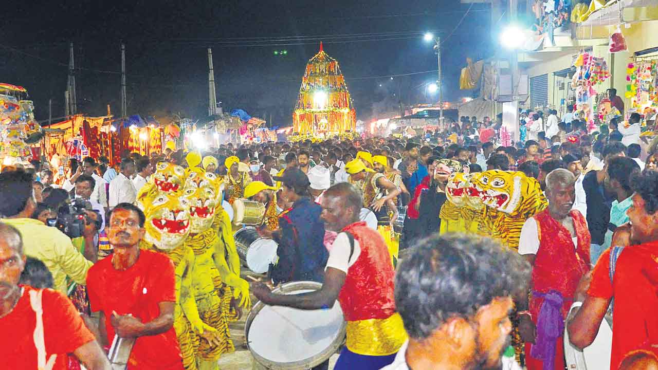 ఏడుపాయల్లో కనుల  పండువగా రథోత్సవం