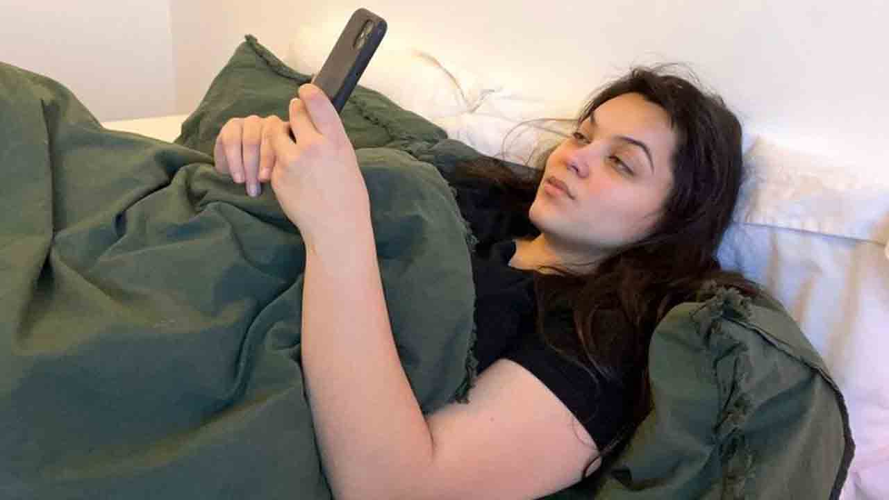 Mobile Usage | రోజుకు 14 గంటలు ఫోన్‌లోనే గడిపింది.. ఇప్పుడు మంచానికే పరిమితమైంది.. ఆమెకు వచ్చిన వ్యాధి ఏంటంటే..