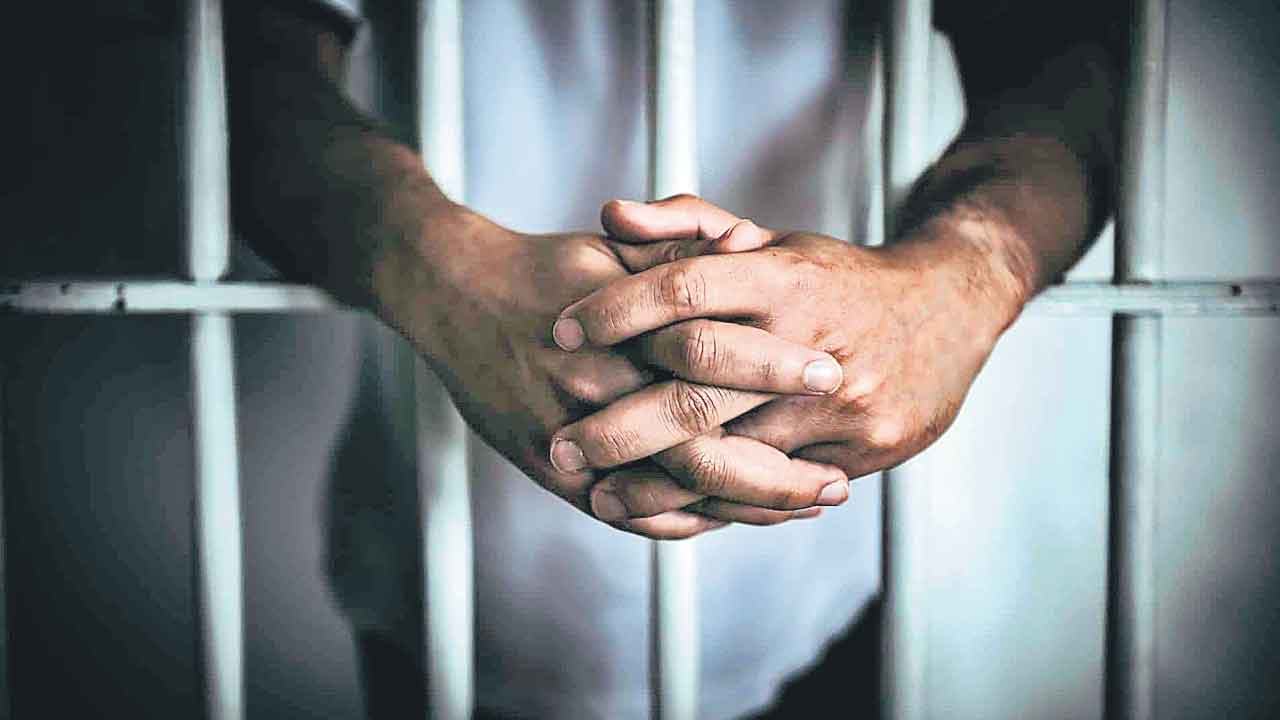 బ్రూస్లీ.. జైల్‌లోనే ఉంటాడు