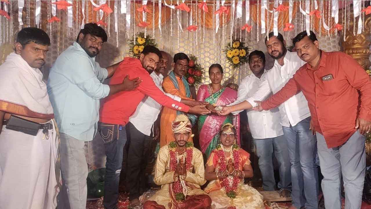 స్నేహితుడి కుమార్తె వివాహానికి ఆర్థిక సాయం