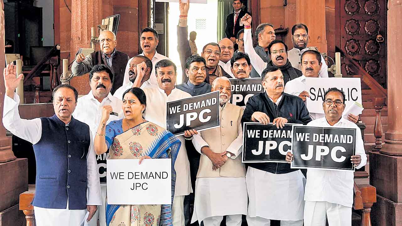 కేంద్రం దిగొచ్చే దాకా పోరు.. పార్లమెంట్‌లో కొనసాగిన నిరసనలు