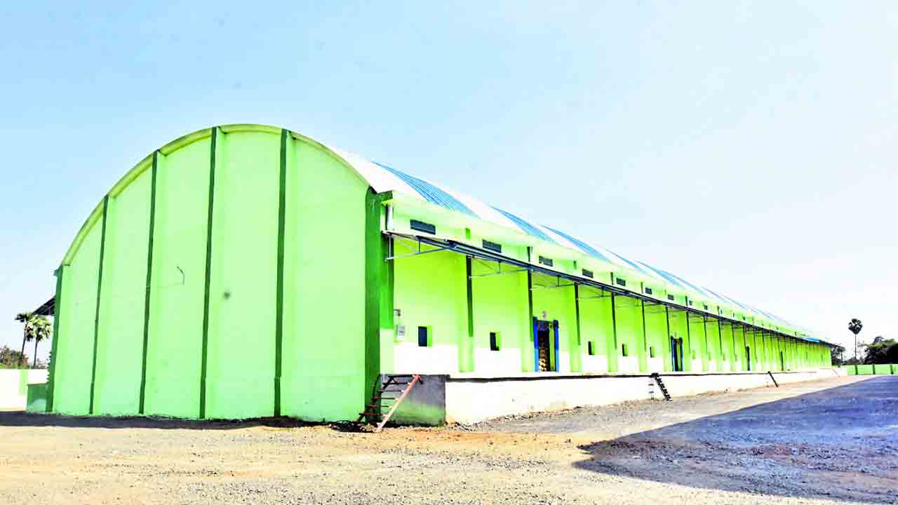 వడివడిగా గోడౌన్ల నిర్మాణం