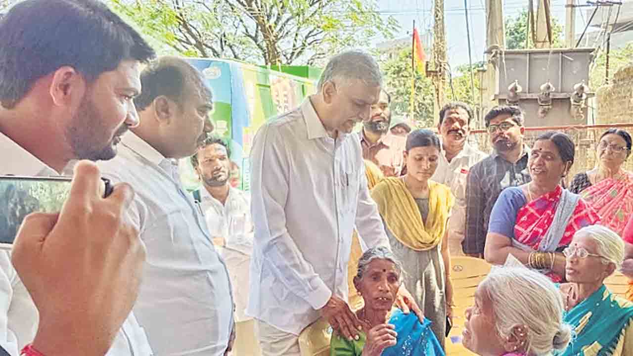 కంటి వెలుగు శిబిరాన్ని సందర్శించిన మంత్రి