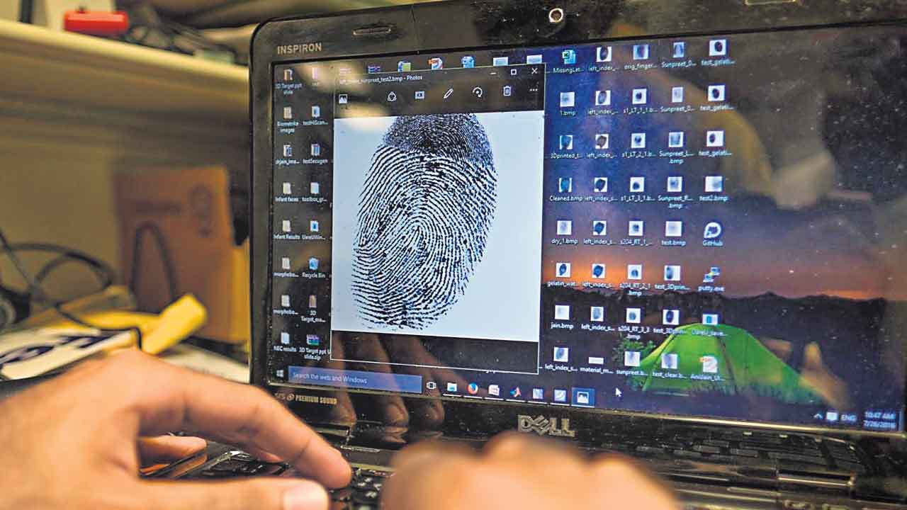 Cyber Crime | రూట్‌ మార్చిన సైబర్‌ నేరగాళ్లు.. ఆన్‌లైన్‌లో వేలిముద్రలు క్లోన్‌ చేసి డబ్బులు కొట్టేస్తున్నారు