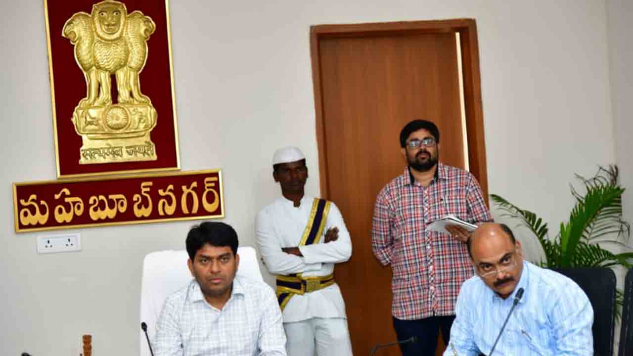 అర్హులందరికీ ఉపకార వేతనాలు అందాలి
