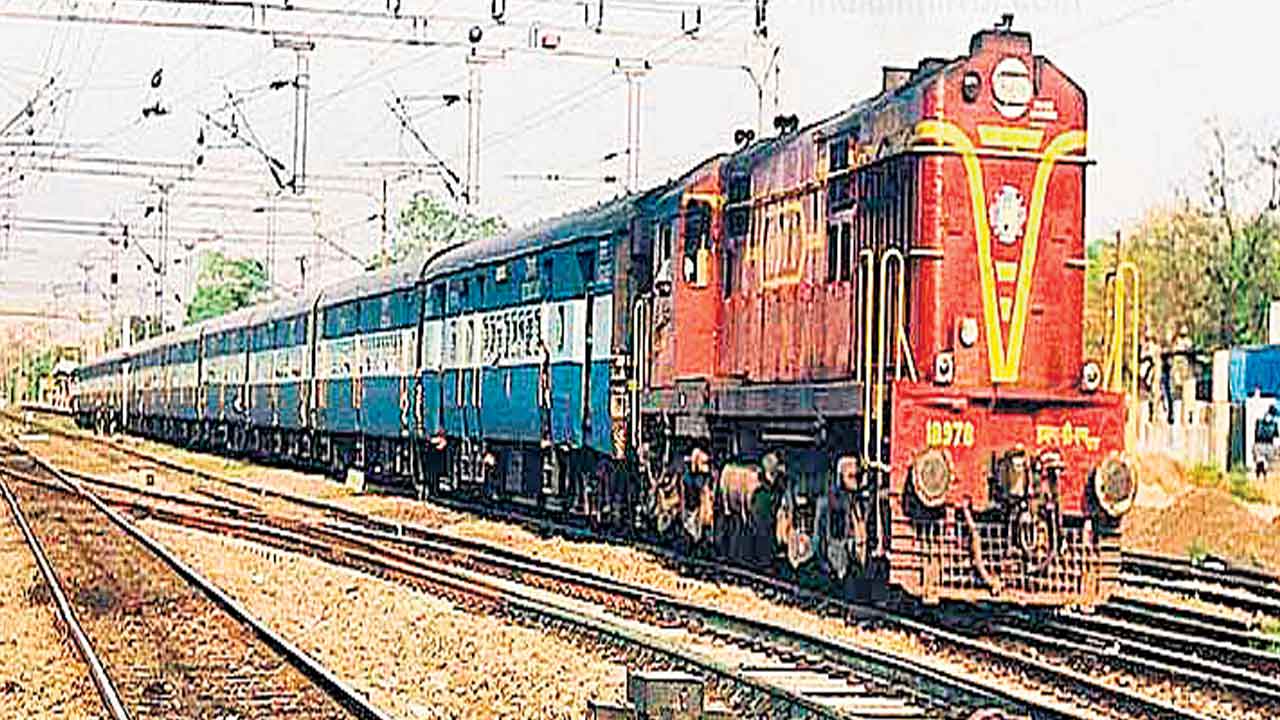 రైల్వేలకు రూ.2.40 లక్షల కోట్లు