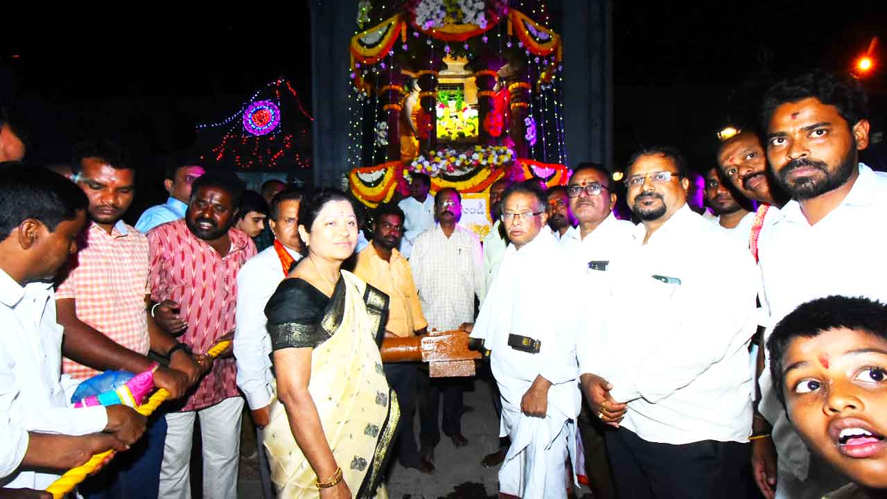 గుట్టలో భక్తజన కోలాహలం