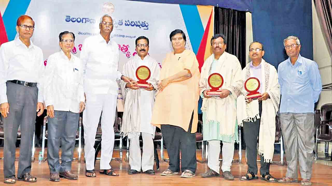 విలువలతో కూడిన సాహిత్యాన్ని అందించాలి