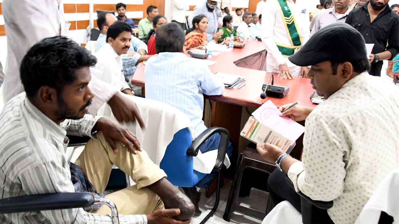 అర్జీలను సత్వరమే పరిష్కరించాలి