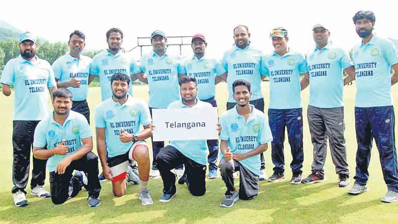 వైకల్యాన్ని జయించి.. క్రికెట్‌లో రాణించి