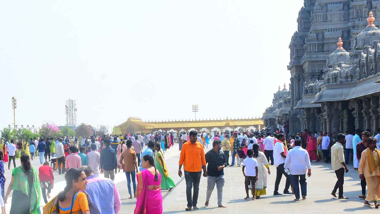 యాదగిరి గుట్టకు పోటెత్తుతున్న భక్తులు