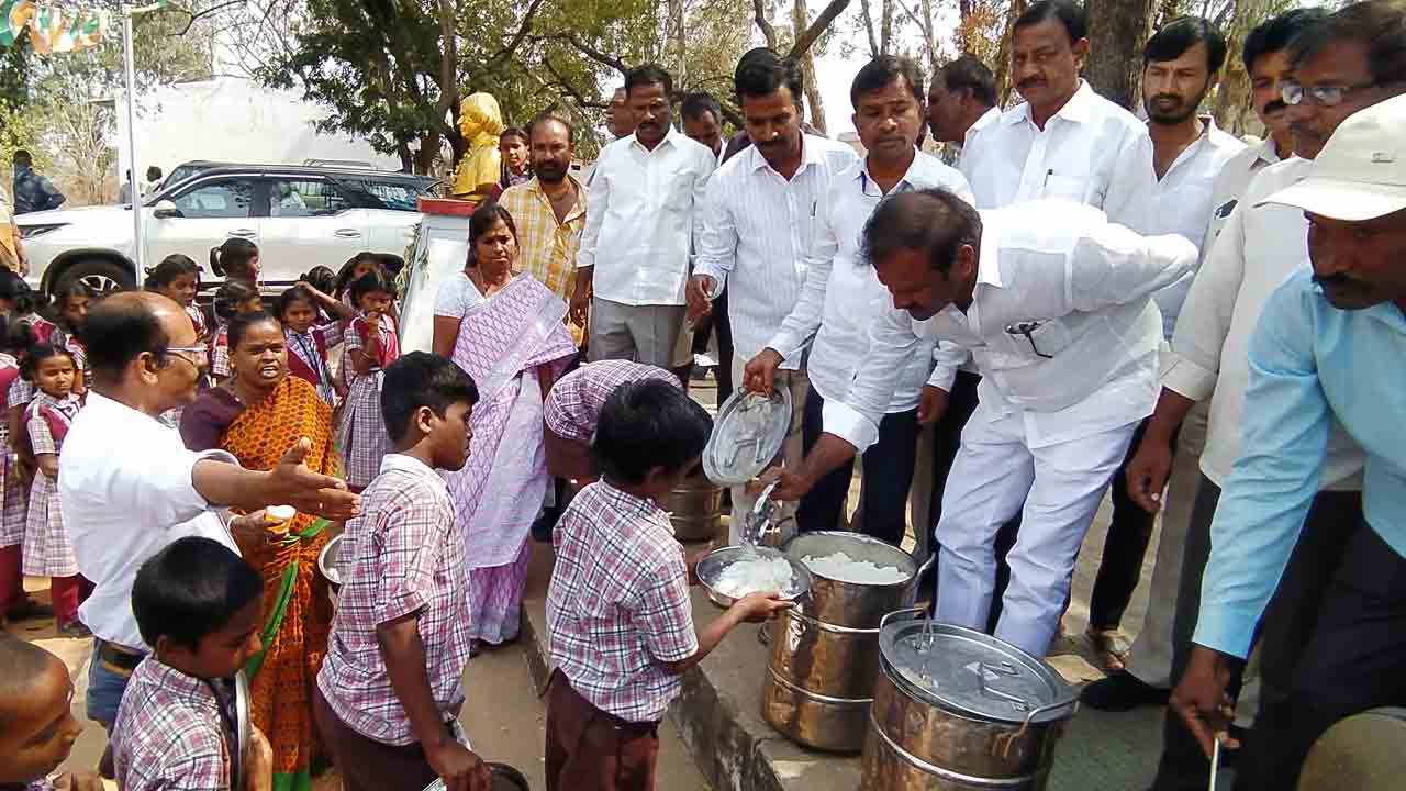 పల్లెలే దేశానికి పట్టుగొమ్మలు