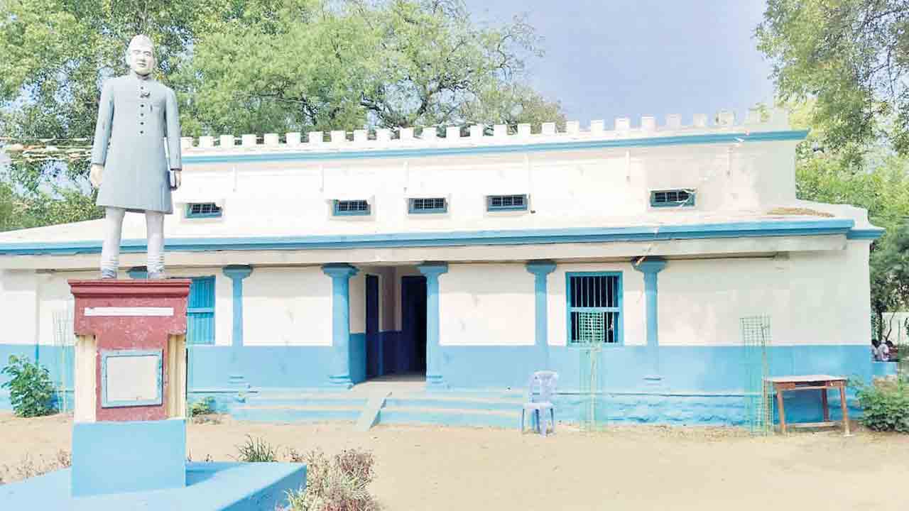 చెట్ల కింద చదువులకు స్వస్తి