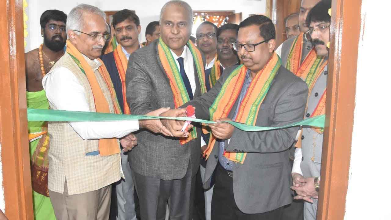 ప్రజల విశ్వాసాన్ని చూరగొనాలి