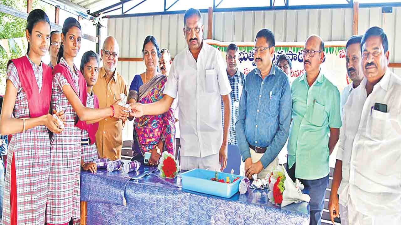 పది విద్యార్థులకు అల్పాహారం