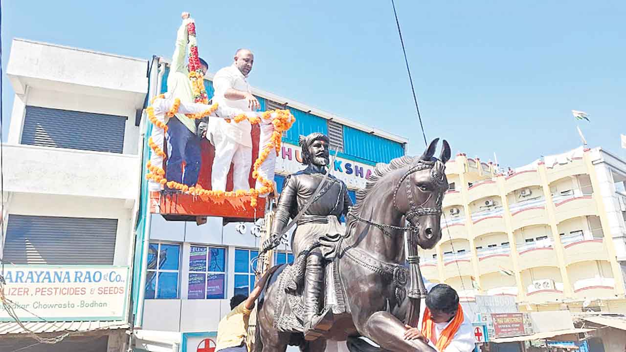 శివాజీని ఆదర్శంగా తీసుకోవాలి