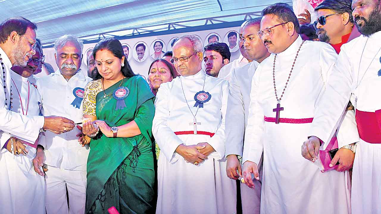 సారథి జన్మదినం.. సబ్బండ సంబురం