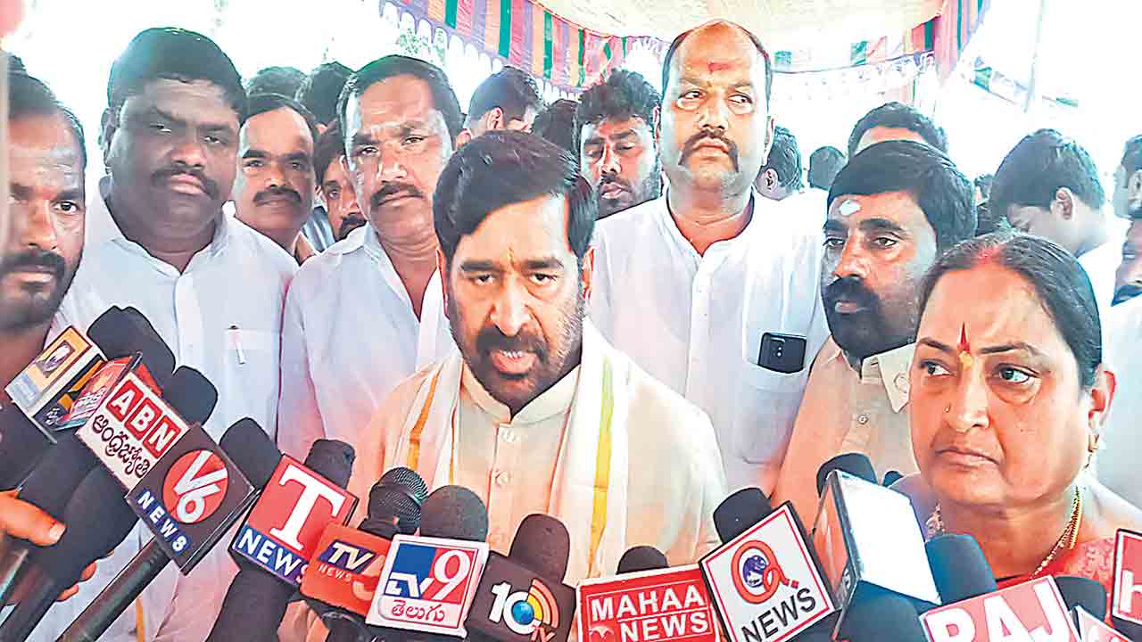 పేదలకు కరెంట్‌ అందకుండా కేంద్రం కుట్ర