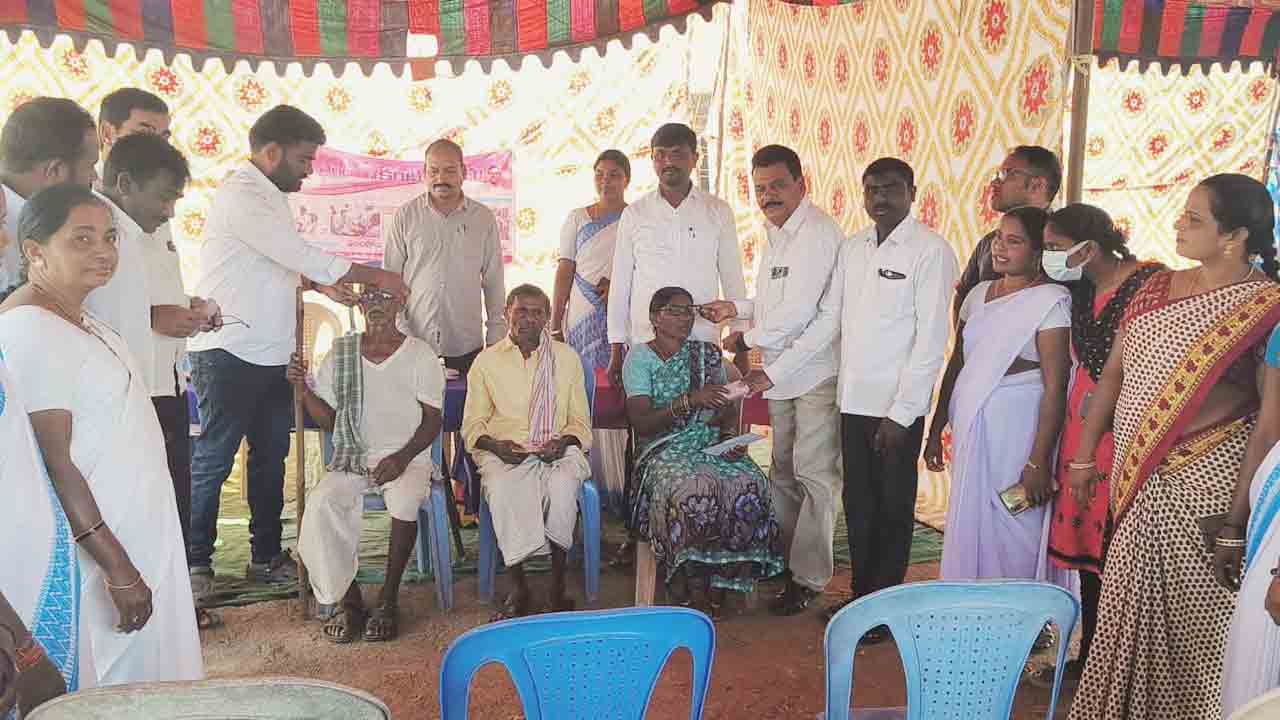 నేత్ర వైద్య శిబిరాలు కళకళ