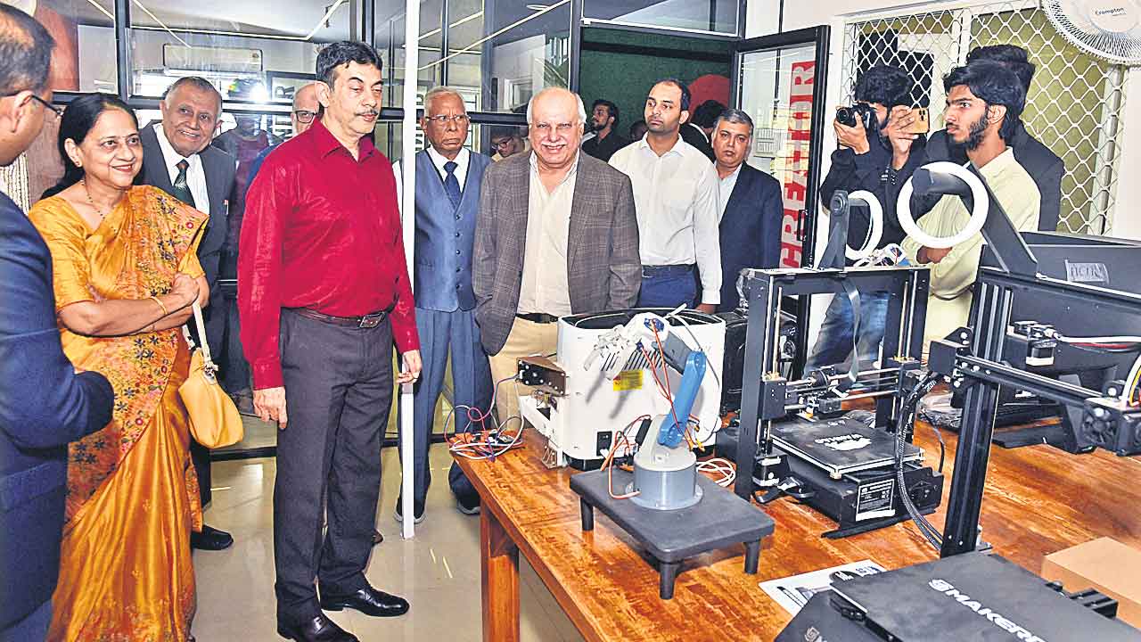 కళాశాలల్లో నాలెడ్జ్‌ సెంటర్లు ఏర్పాటు చేయాలి